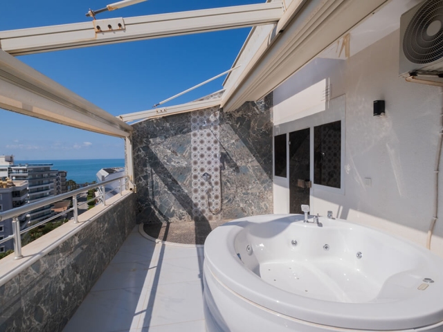 Luxury penthouse with magnificent sea views